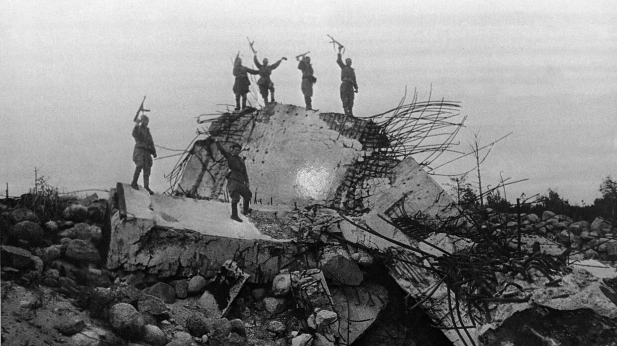Бойцы Ленинградского фронта у захваченного ДОТа на линии Маннергейма