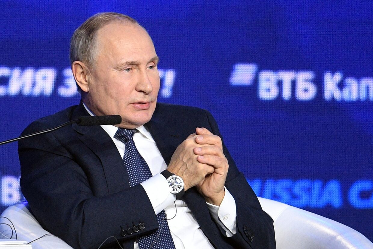 Президент РФ В. Путин посетил форум Россия зовет!