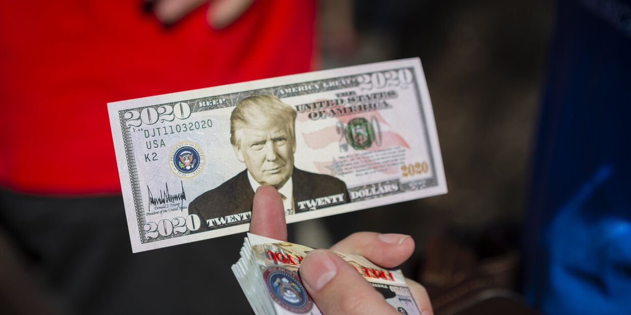 Сувенирная купюра с изображением президента США Дональда Трампа