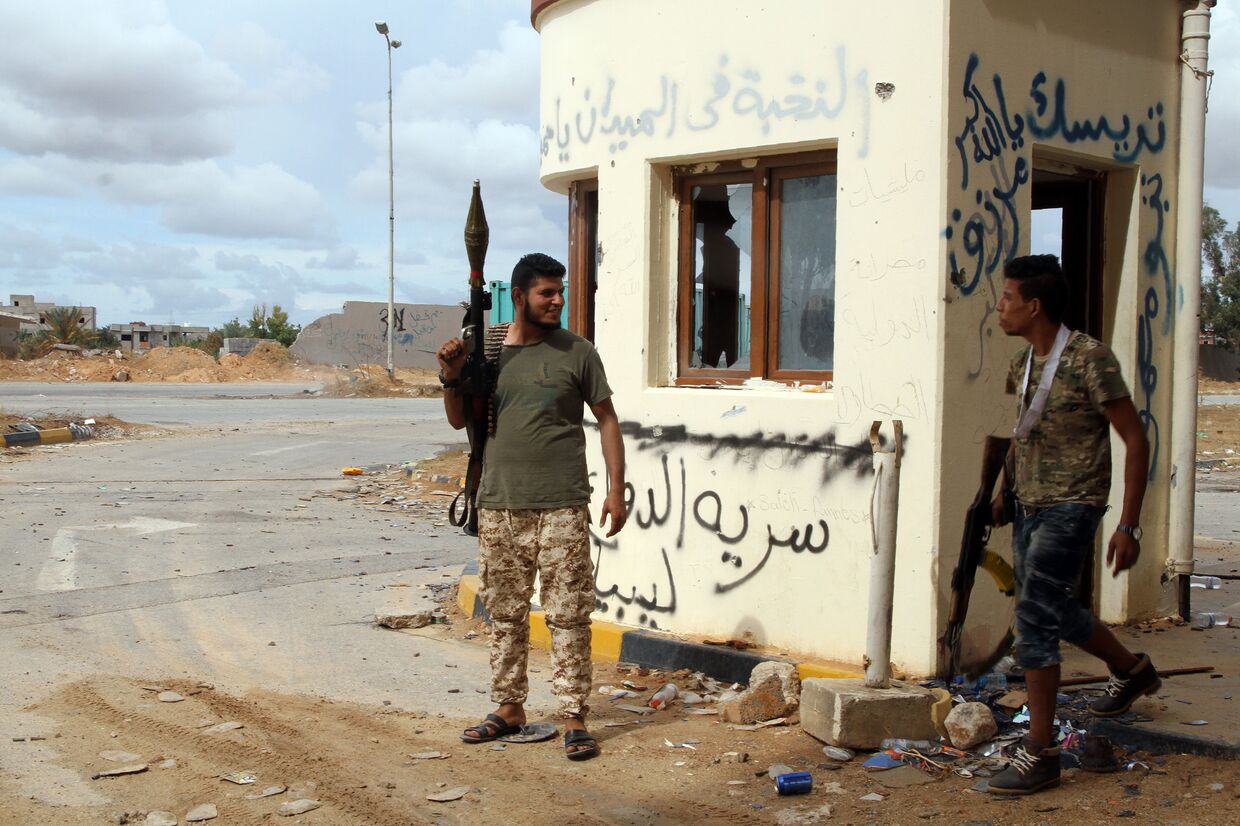 Правительственные военные на линии фронта в районе Салах-эд-Дин, Ливия