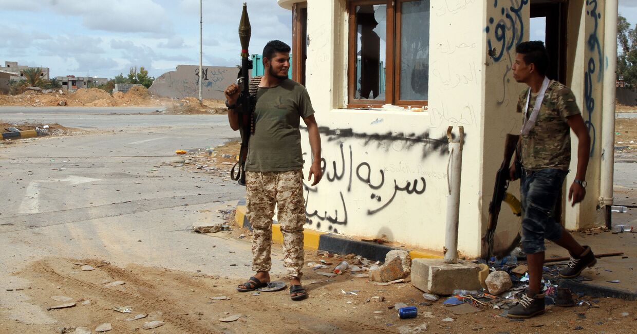 Правительственные военные на линии фронта в районе Салах-эд-Дин, Ливия