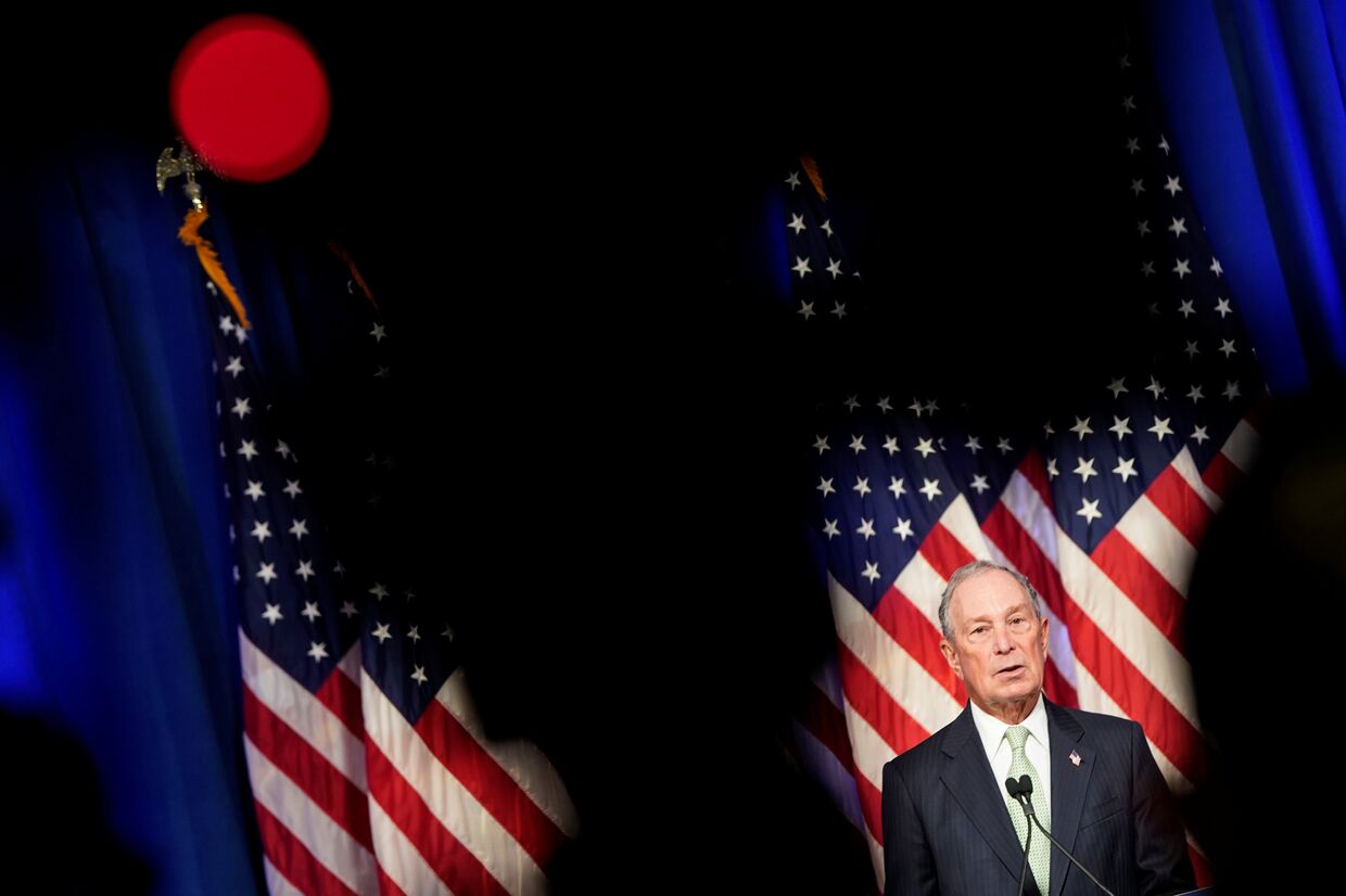 Кандидат в президенты США от Демократической партии Майкл Блумберг выступает на пресс-конференции после запуска своей президентской заявки в Норфолке, штат Вирджиния