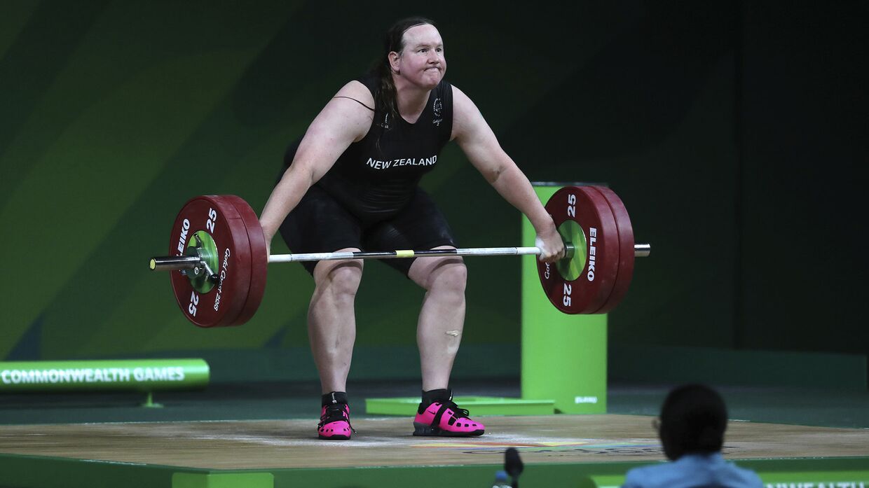 Трансгендер-штангистка Лорел Хаббард в финале женской тяжелой атлетики в Голд-Косте, Австралия