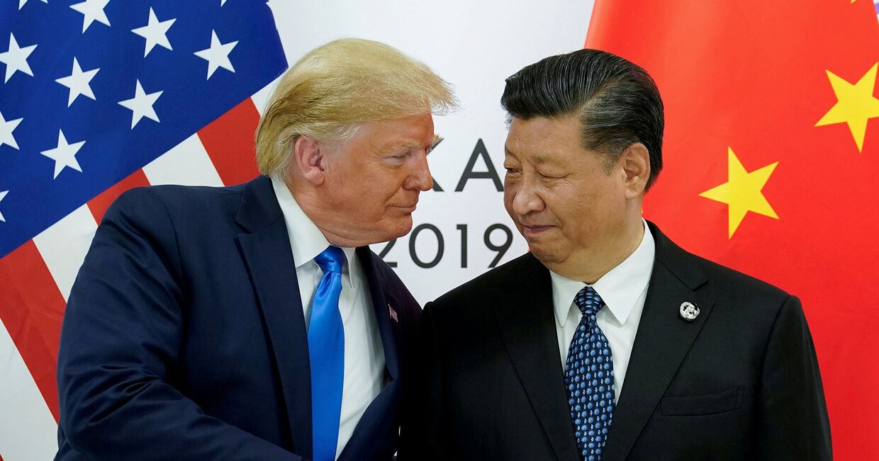 Президент США Дональд Трамп пожимает руку председателю Китая Си Цзиньпину во время саммита лидеров G20 в Осаке