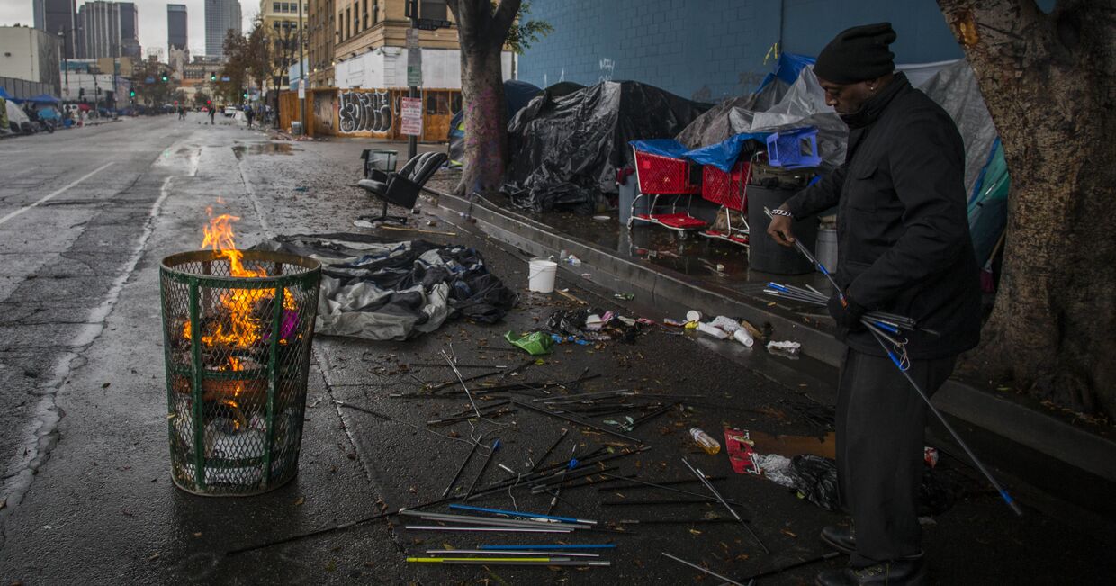 Бездомный на улицах Лос-Анжелеса, Калифорния, на День благодарения