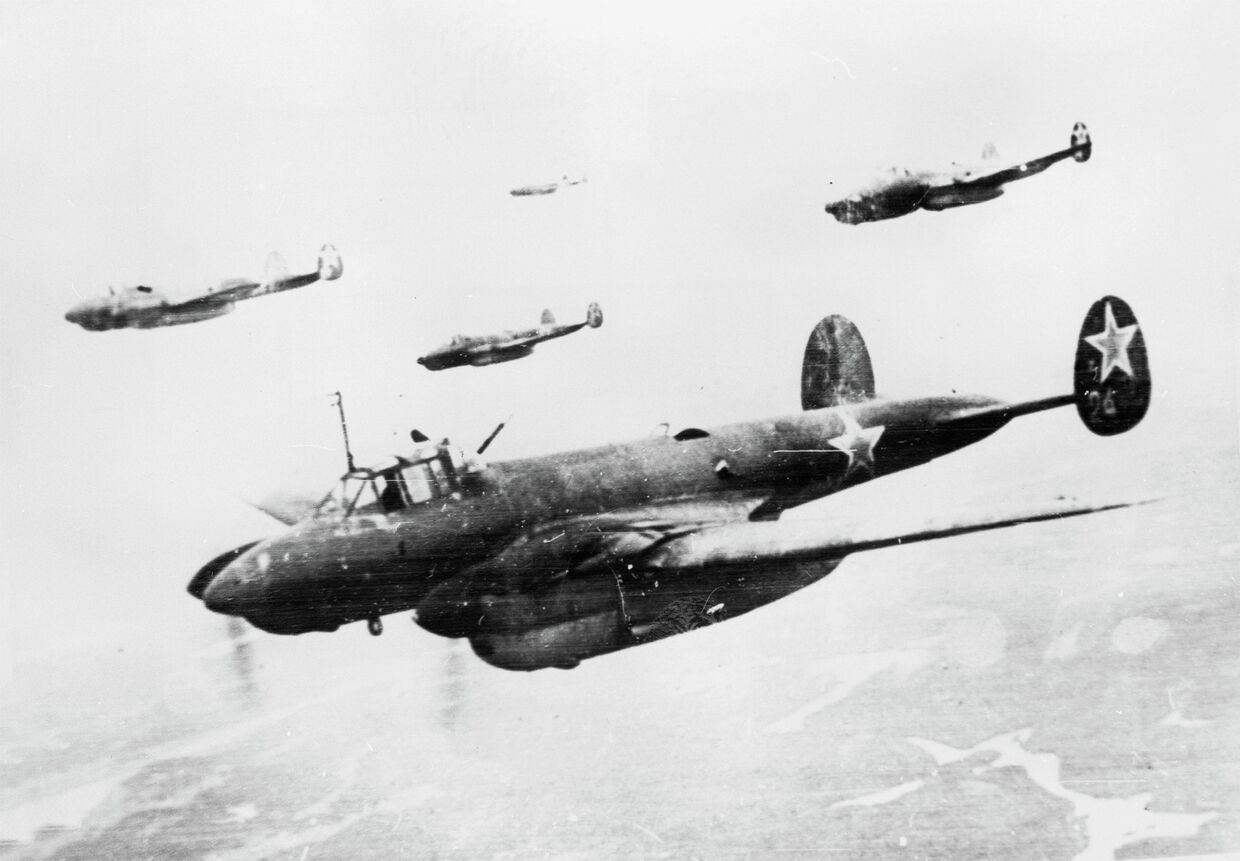Советские бомбардировщики Петляков-2 летят на боевое задание