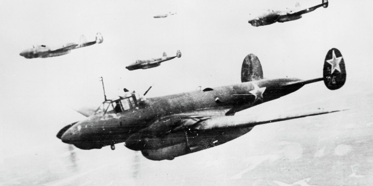 Советские бомбардировщики Петляков-2 летят на боевое задание