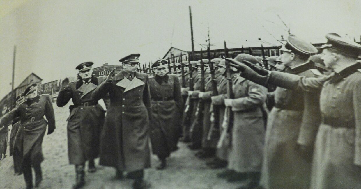 Генерал Андрей Власов вместе с немецкими офицерами принимает парад частей РОА