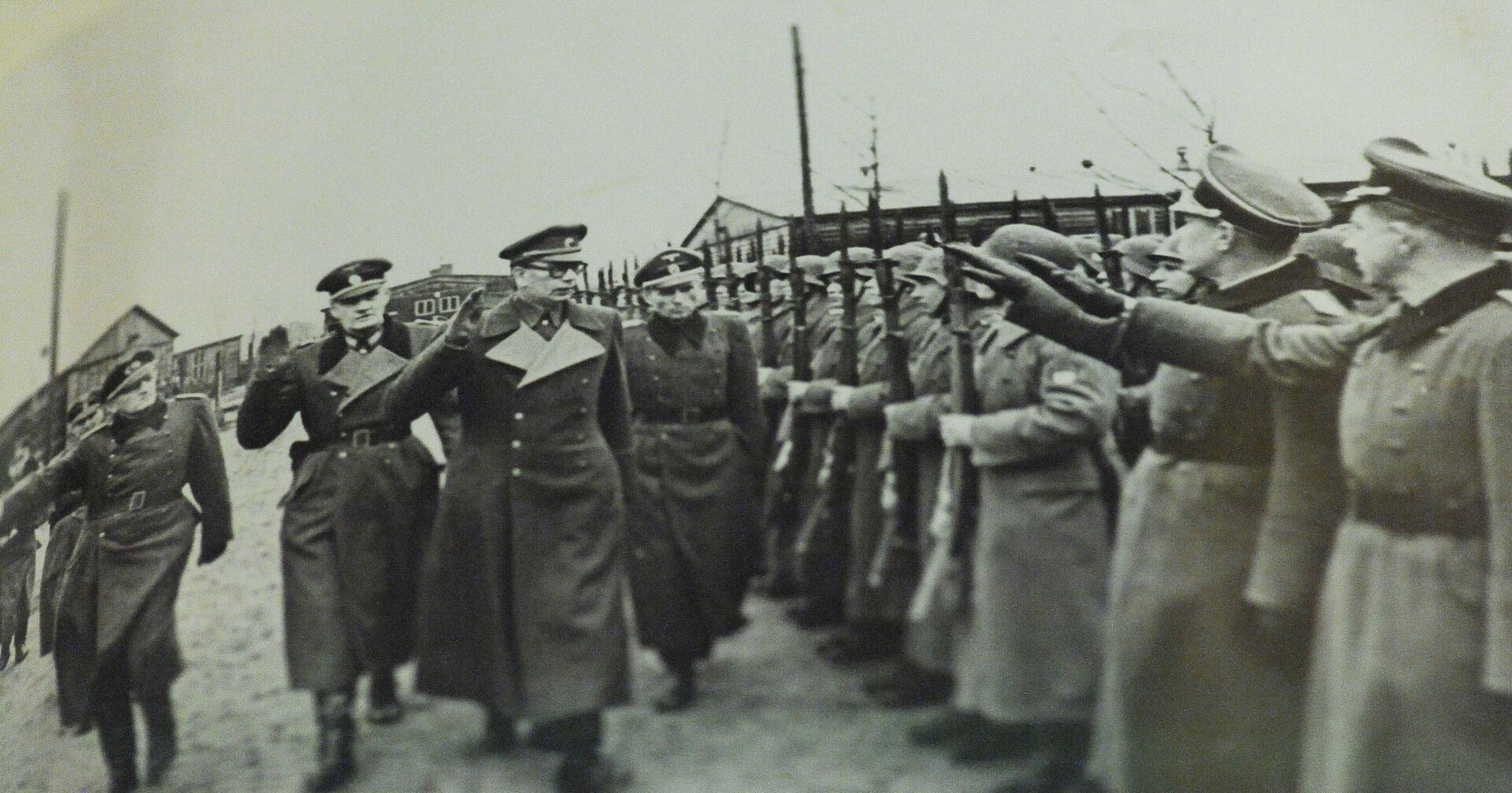 Генерал Андрей Власов вместе с немецкими офицерами принимает парад частей РОА - ИноСМИ, 1920, 11.03.2021
