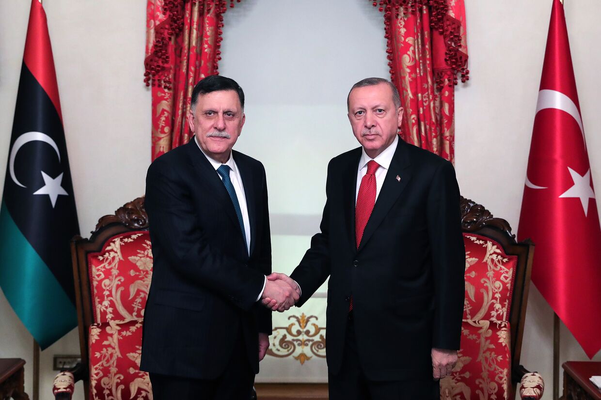 Президент Турции Реджеп Тайип Эрдоган и премьер-министр Правительства национального согласия Ливии Фаиз Сарадж во время встречи в Стамбуле