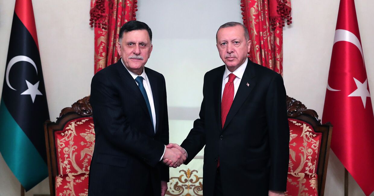Президент Турции Реджеп Тайип Эрдоган и премьер-министр Правительства национального согласия Ливии Фаиз Сарадж во время встречи в Стамбуле