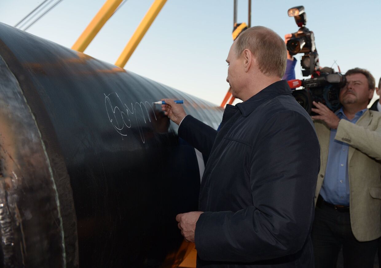 Владимир Путин расписывается на стыке трубы газопровода Сила Сибири