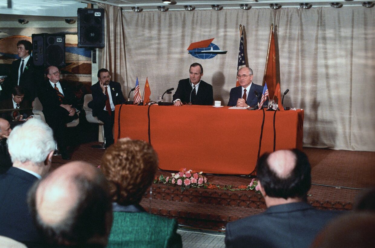 Совместная пресс-конференция Генерального секретаря ЦК КПСС, Председателя Верховного Совета СССР Михаила Сергеевича Горбачева (справа) и Президента США Джорджа Буша на Мальте.