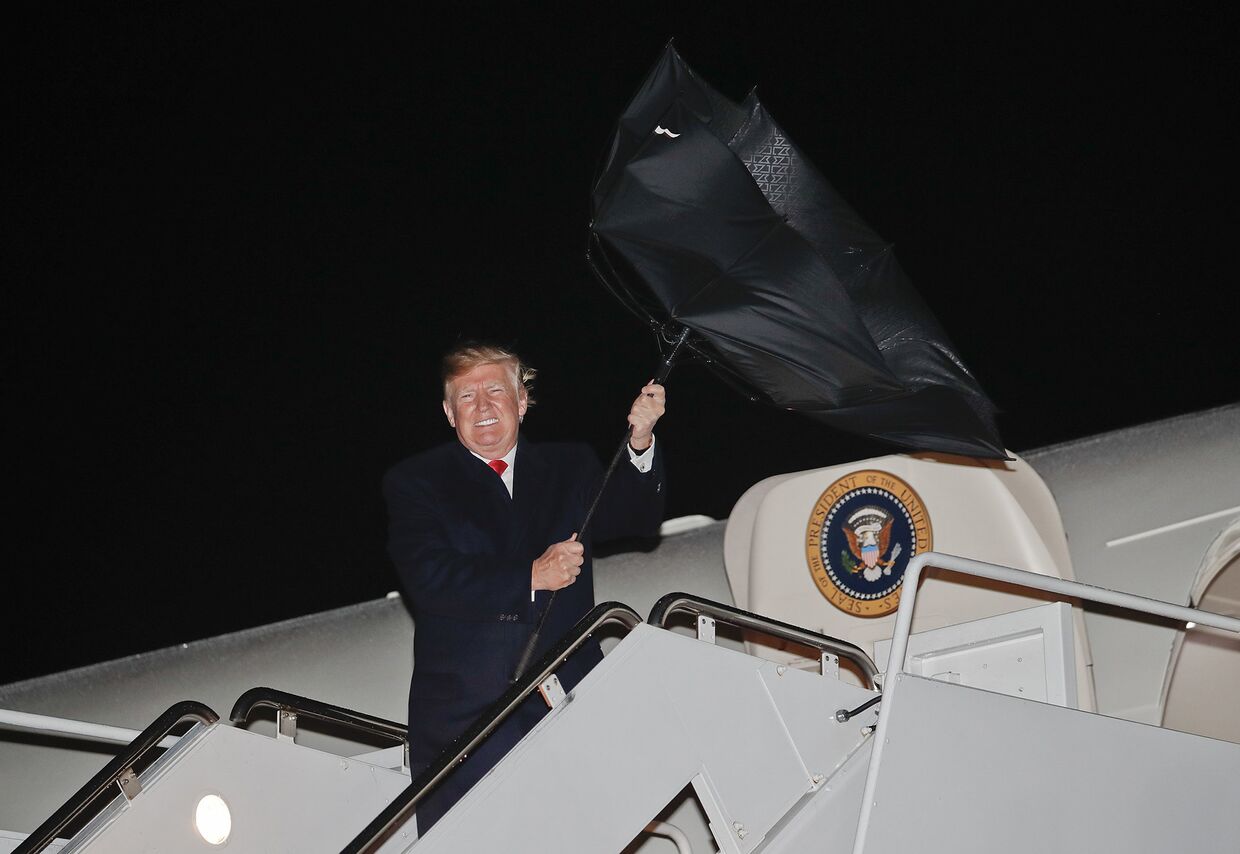 Президент США Дональд Трамп выходит из Air Force One