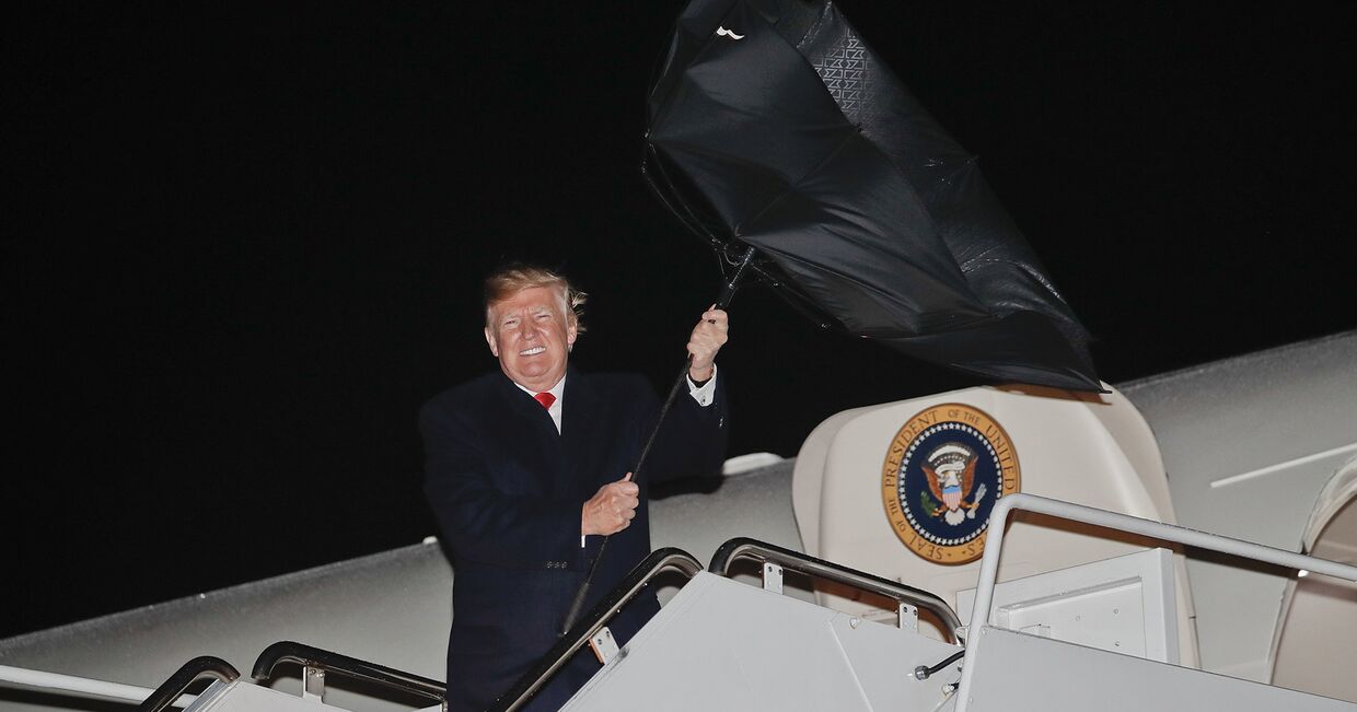 Президент США Дональд Трамп выходит из Air Force One