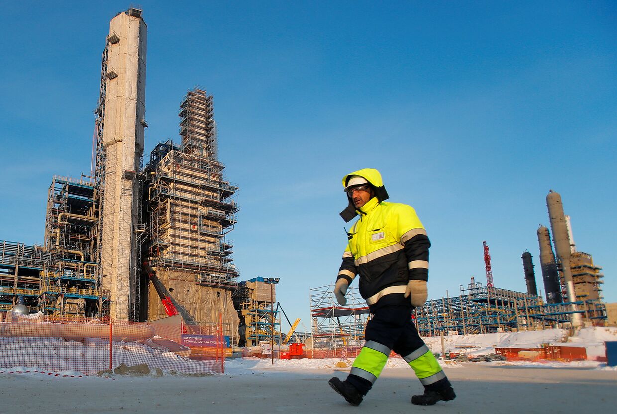 Сотрудник строящегося Амурского газоперерабатывающего завода, входящего в проект Сила Сибири