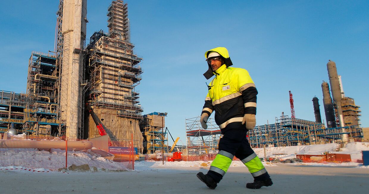 Сотрудник строящегося Амурского газоперерабатывающего завода, входящего в проект Сила Сибири