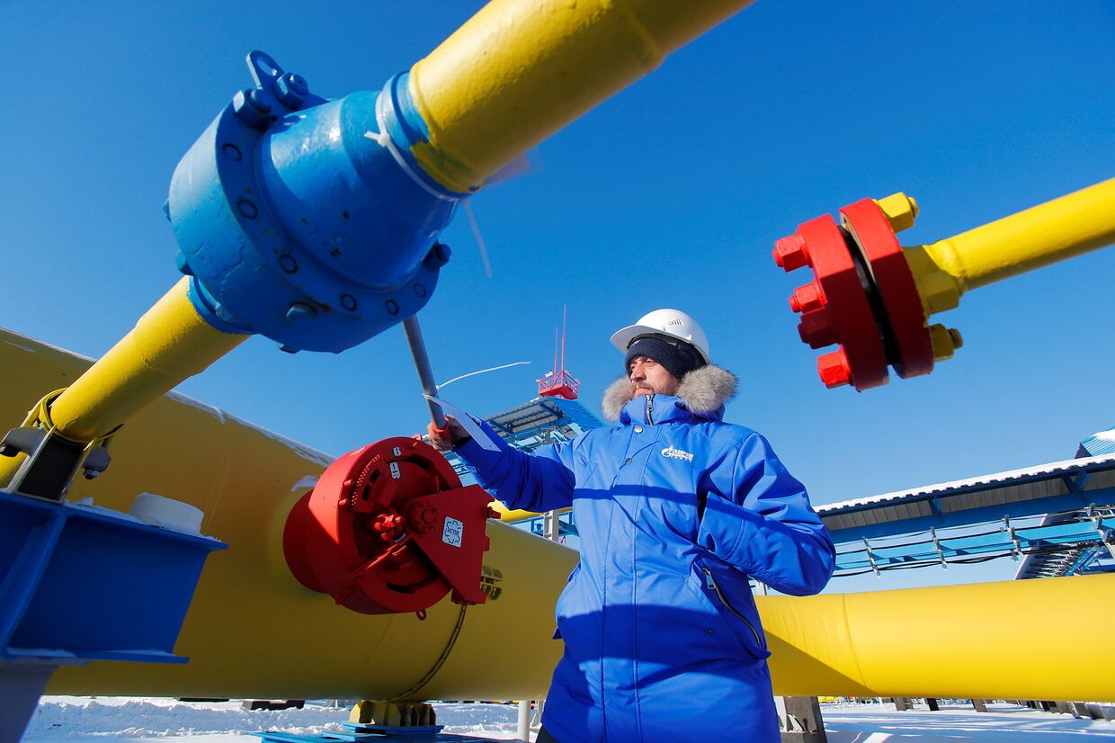 Сотрудник проверяет газовый клапан на компрессорной станции Атаманская, входящую в состав газопровода Сила Сибири в Амурской области