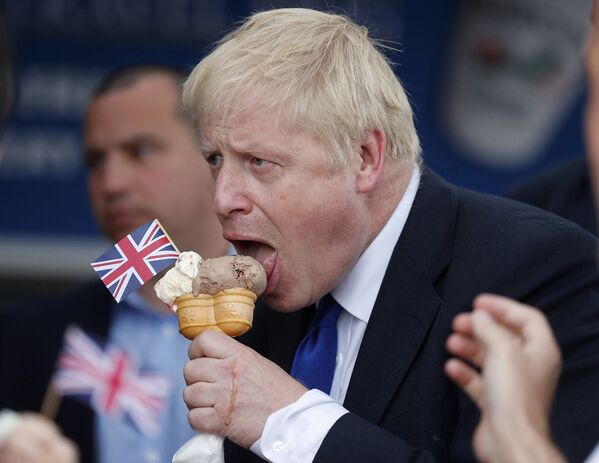 Борис Джонсон ест мороженое
