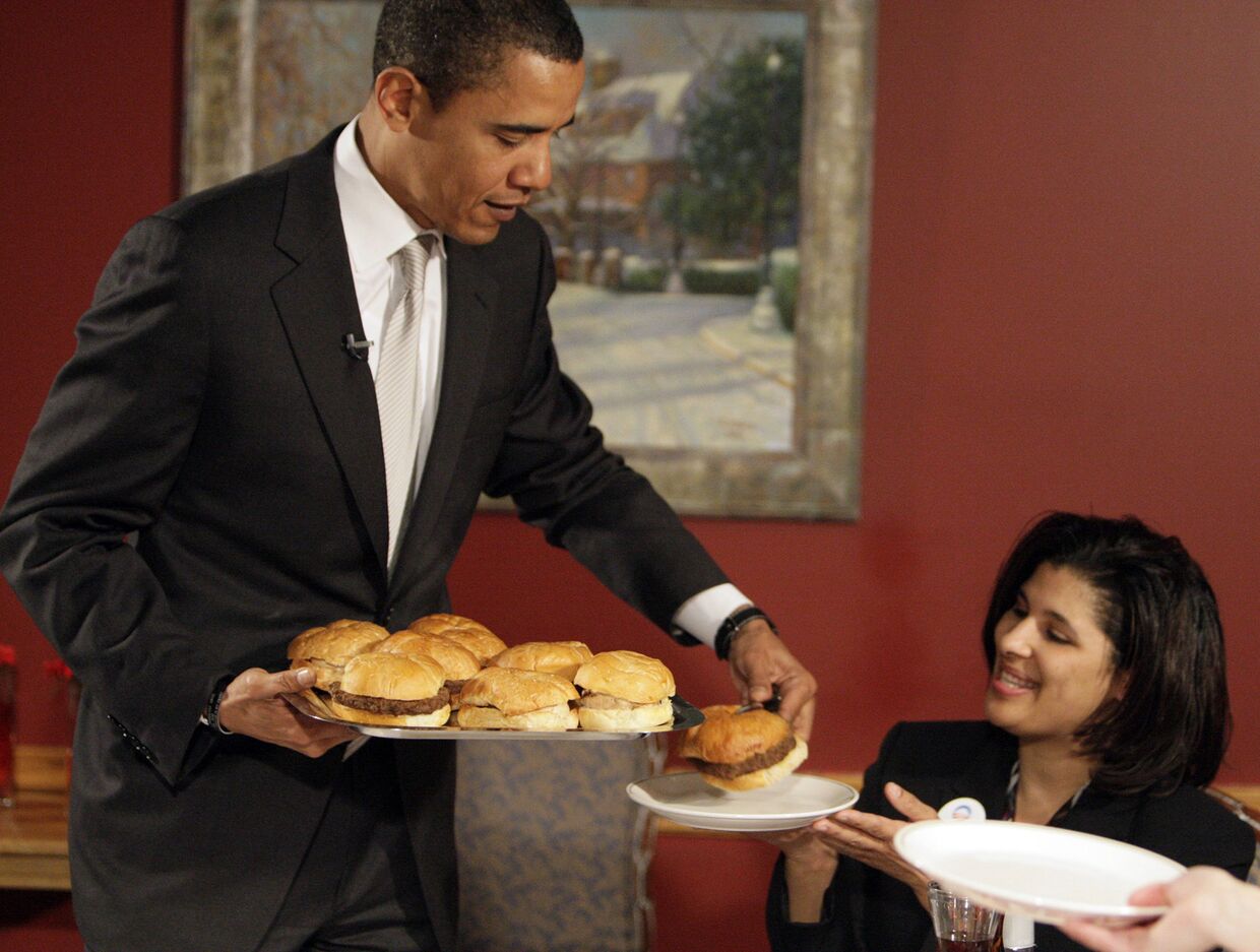 Барак Обама подает бургеры в кафе