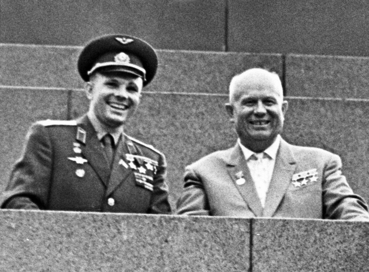Юрий Гагарин и Никита Хрущев на трибуне Мавзолея