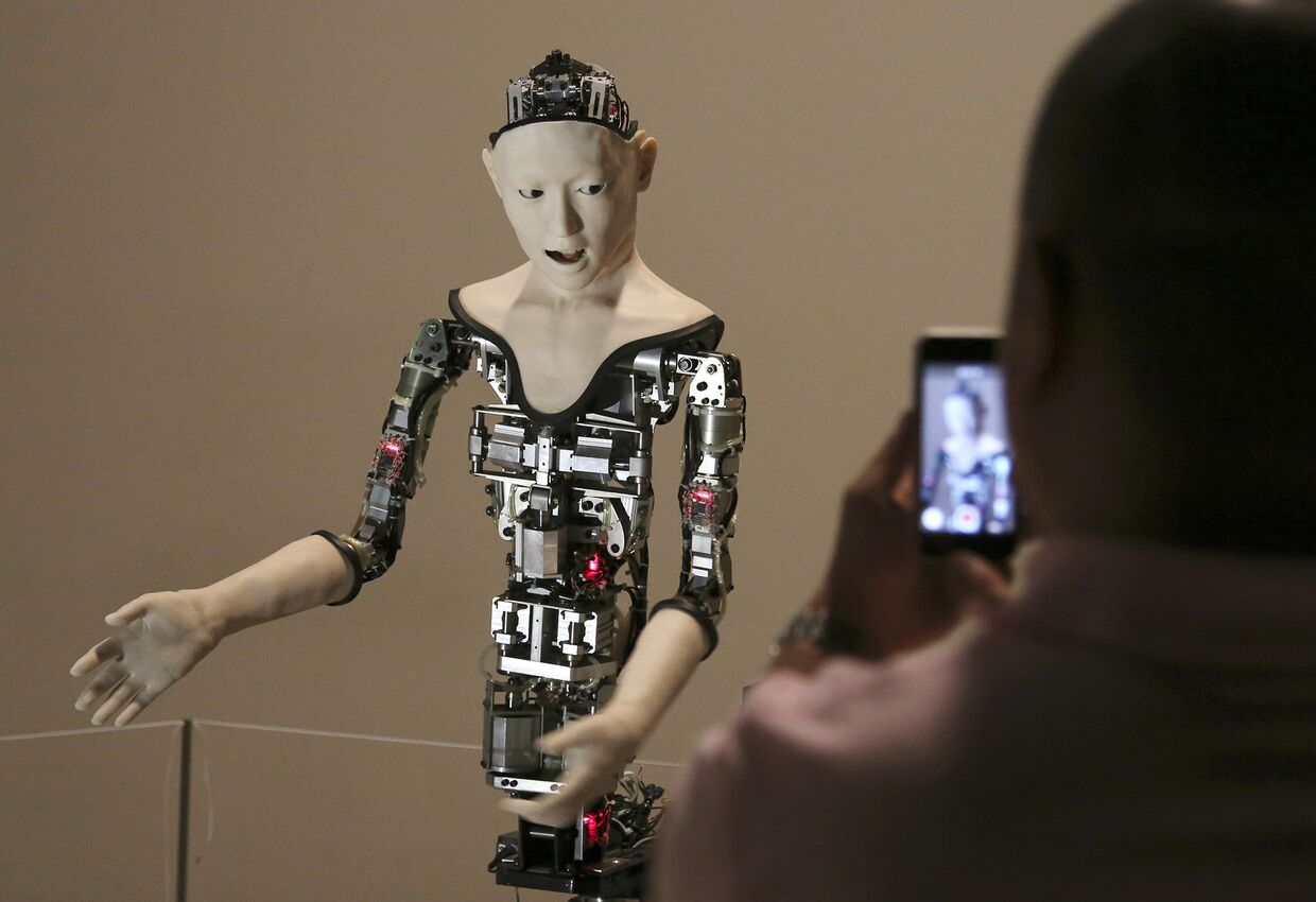 Посетитель фотографирует человекоподобного робота Alter в Национальном музее науки в Токио