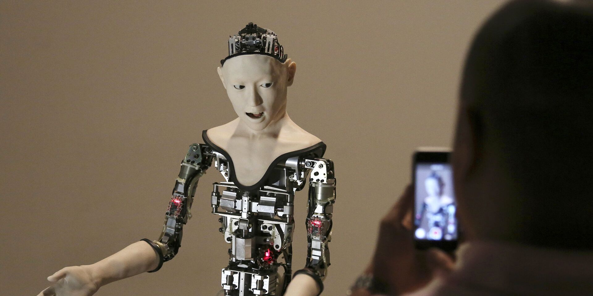 Посетитель фотографирует человекоподобного робота Alter в Национальном музее науки в Токио - ИноСМИ, 1920, 24.12.2022