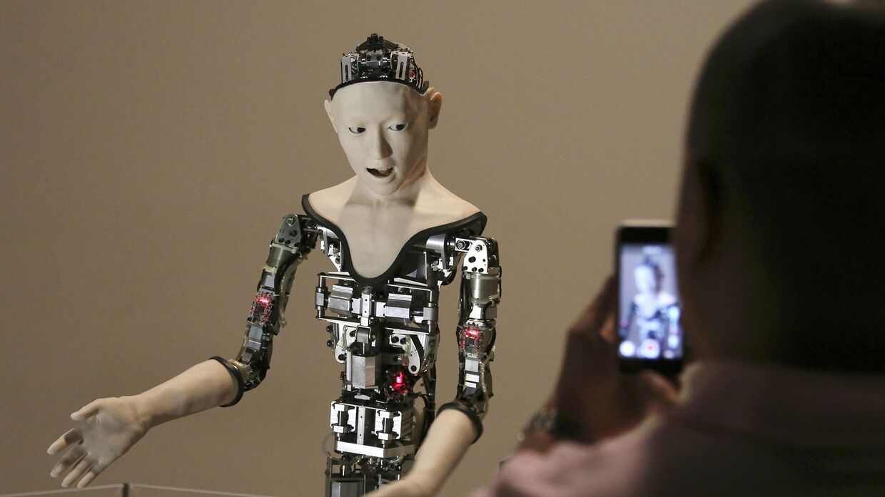 Посетитель фотографирует человекоподобного робота Alter в Национальном музее науки в Токио