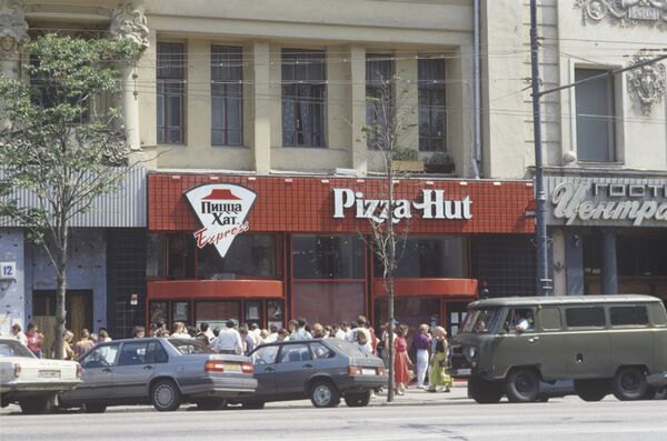 Пиццерия Pizza Hut в Москве на улице Горького в 1992 году Пиццерия Pizza Hut в Москве на улице Горького в 1992 году