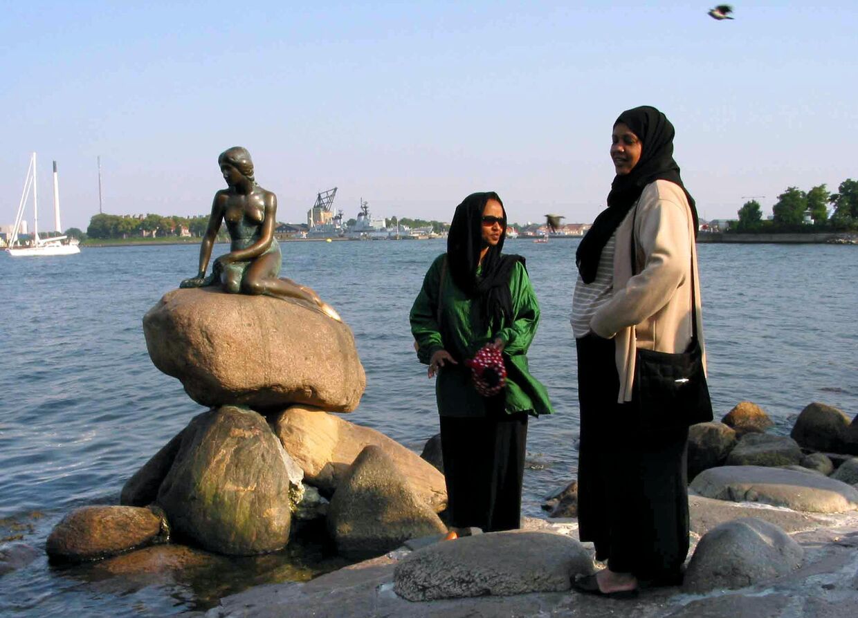 Сомалийские беженцы, живущие в Дании у статуи русалочки в Копенгагене