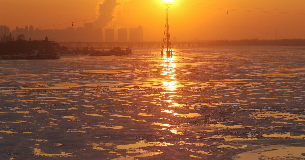 Заходящее солнце над замерзшей рекой Сонхуа в Харбине