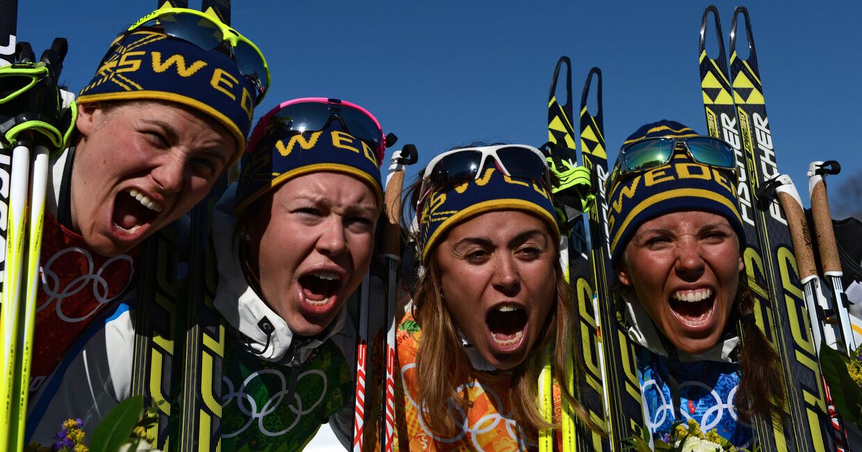 Ида Ингемарсдоттер (Швеция), Эмма Викен (Швеция), Анна Хог (Швеция), Шарлотте Калла (Швеция), завоевавшие золотые медали в эстафете на соревнованиях по лыжным гонкам среди женщин на XXII зимних Олимпийских играх в Сочи