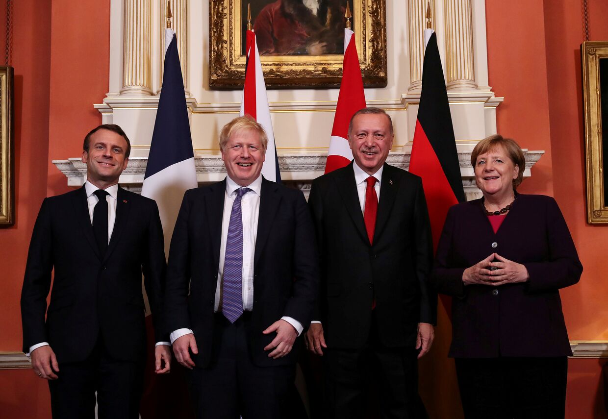 Президент Франции Эммануэль Макрон, премьер-министр Великобритании Борис Джонсон, президент Турции Тайип Эрдоган и канцлер Германии Ангела Меркель