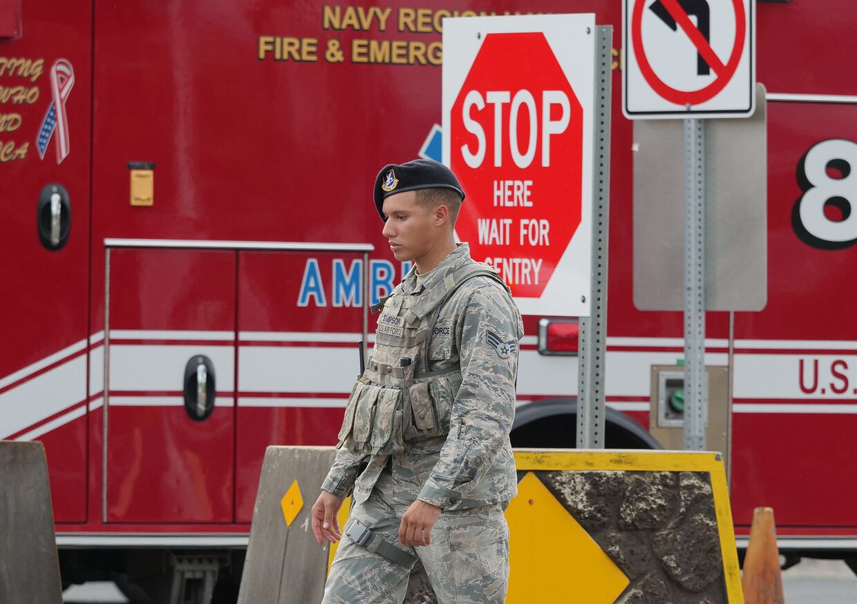 Автомобиль скорая помощи на месте стрельбы на военно-морской базе США Перл-Харбор в Гонолулу, Гавайи