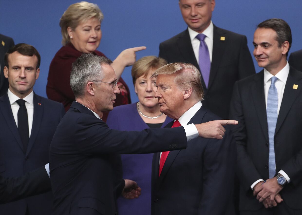 Лидеры стран НАТО после группового фотографирования