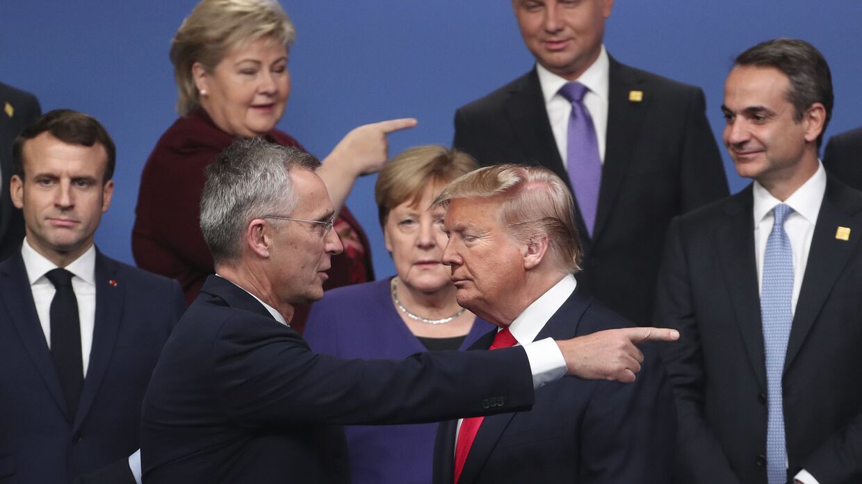 Лидеры стран НАТО после группового фотографирования