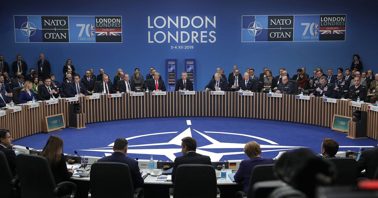Мировые лидеры принимают участие в заседании круглого стола во время встречи лидеров НАТО