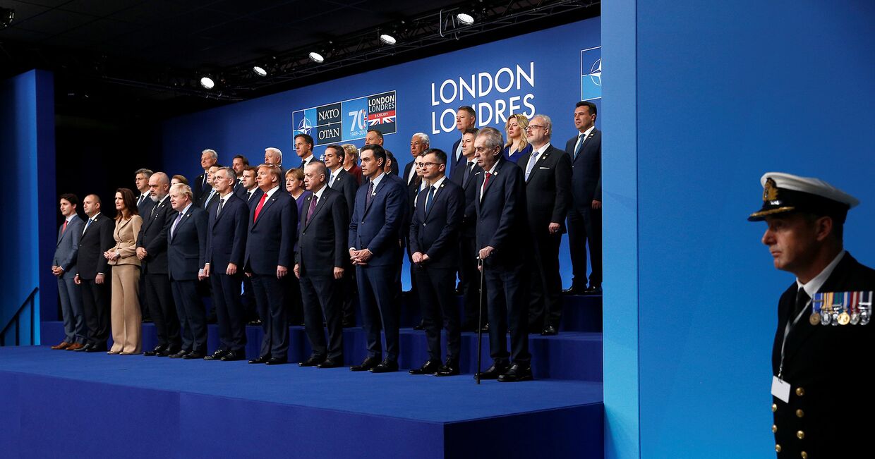 Лидеры стран НАТО позируют для общей фотографии в Уотфорде, Великобритания
