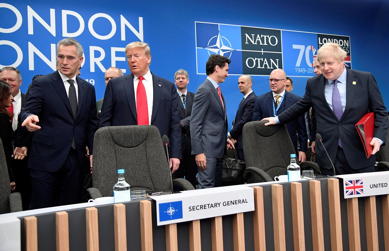 Премьер-министр Великобритании Борис Джонсон, президент США Дональд Трамп и генеральный секретарь НАТО Йенс Столтенберг
