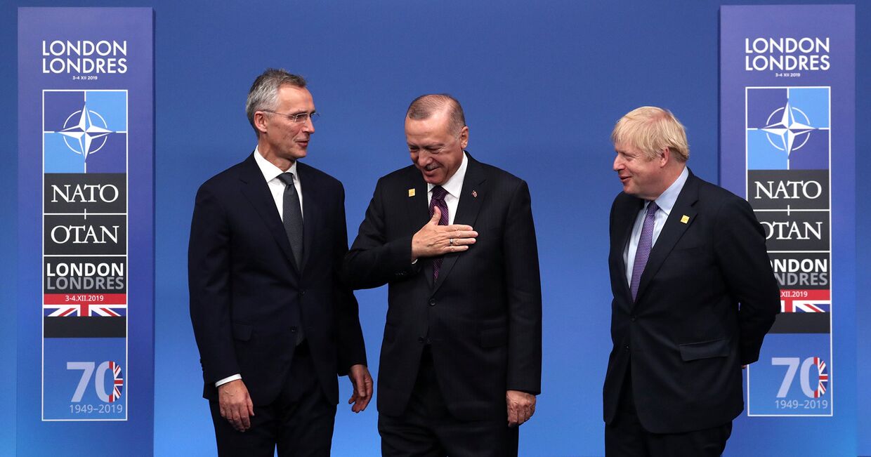 Генеральный секретарь НАТО Йенс Столтенберг, премьер-министр Великобритании Борис Джонсон и президент Турции Тайип Эрдоган на саммите лидеров НАТО