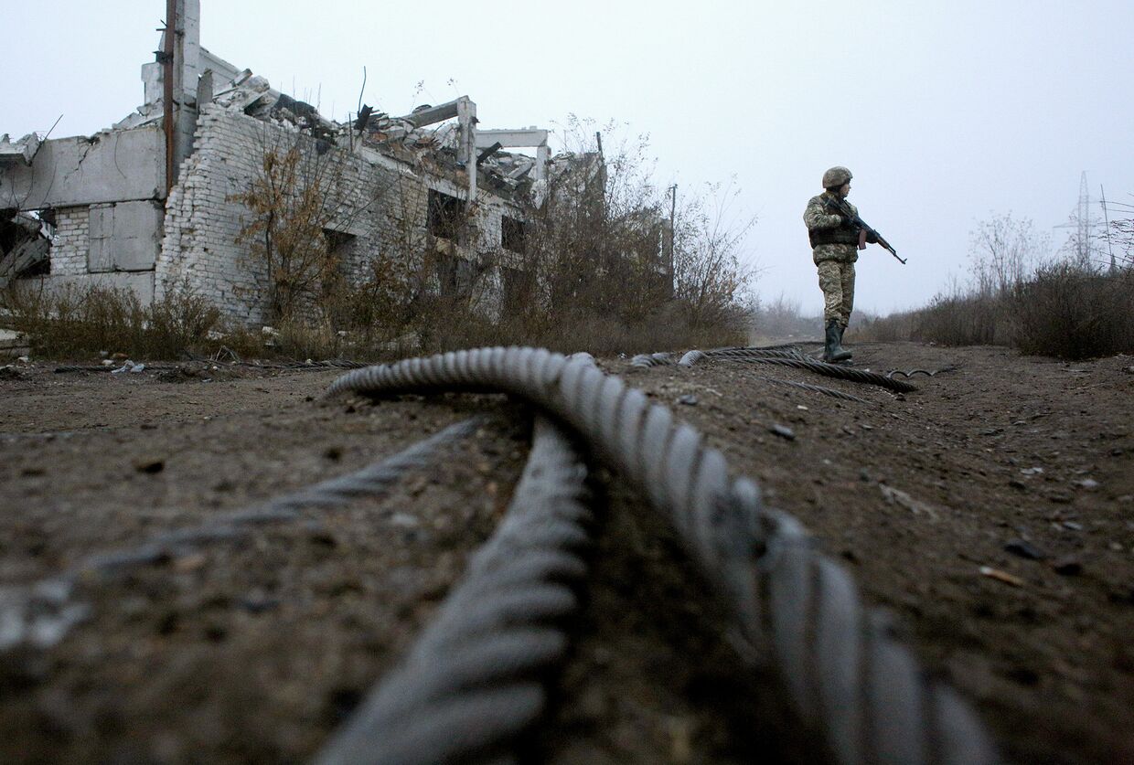 Украинский военнослужащий на линии фронта недалеко от города Авдеевка