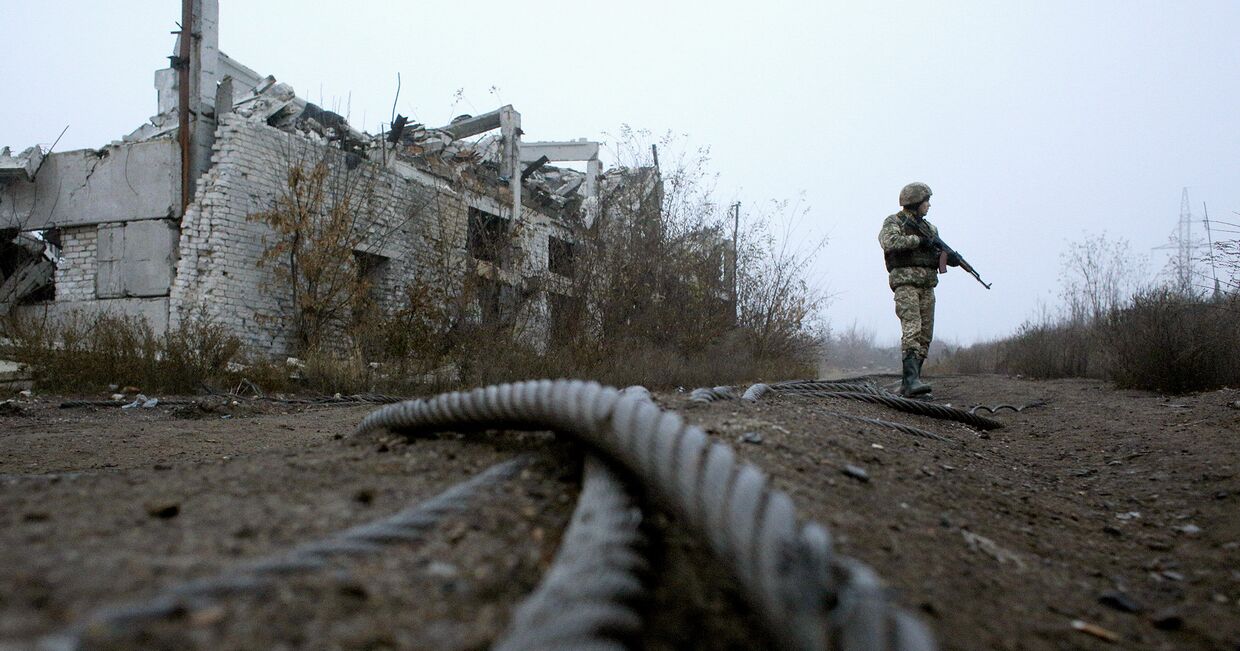 Украинский военнослужащий на линии фронта недалеко от города Авдеевка