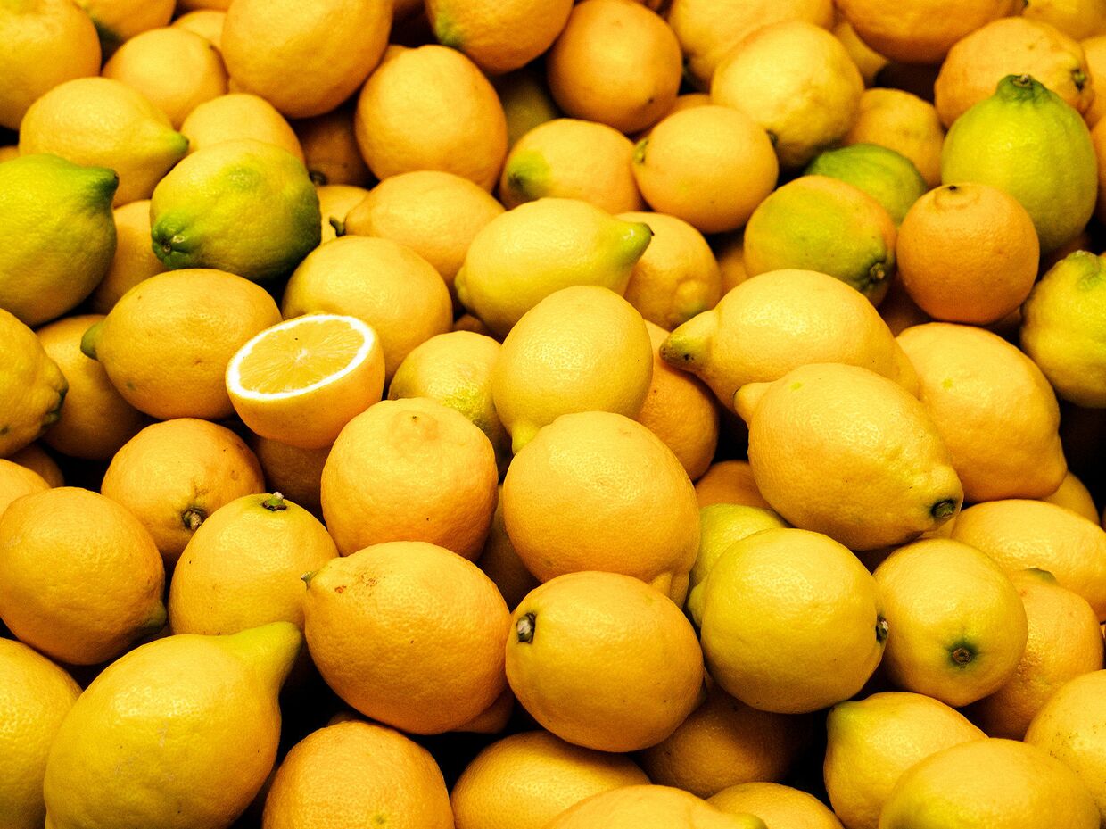Лимоны на рынке в Валенсии, Испания