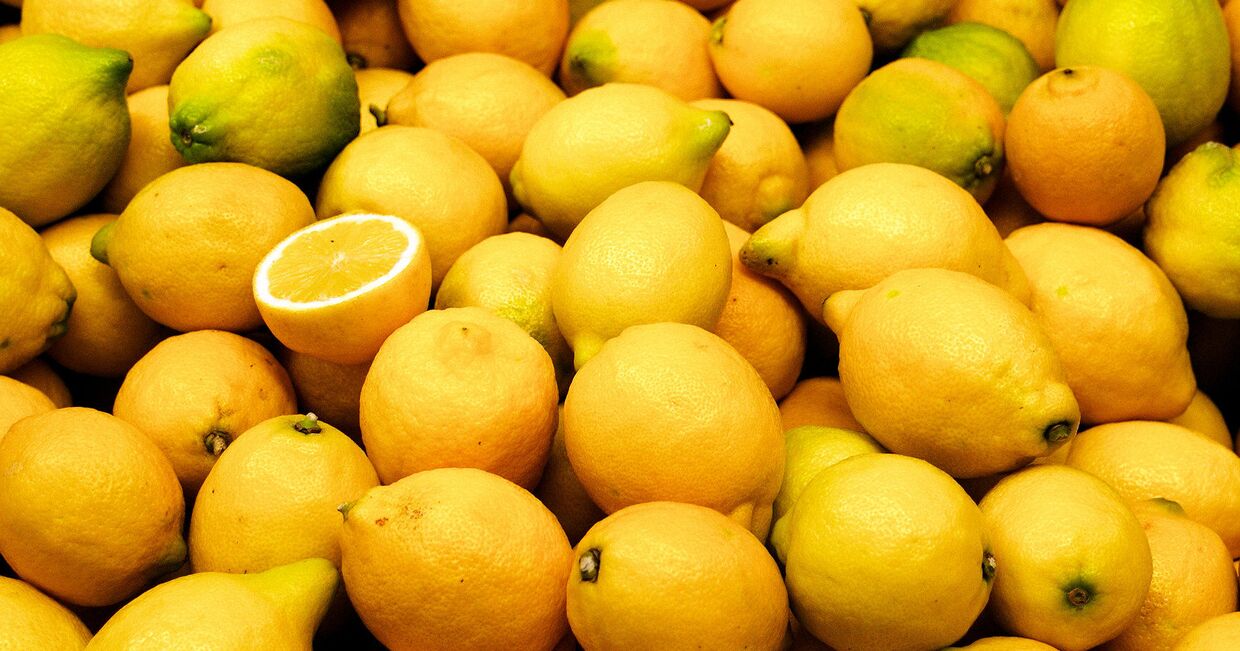 Лимоны на рынке в Валенсии, Испания