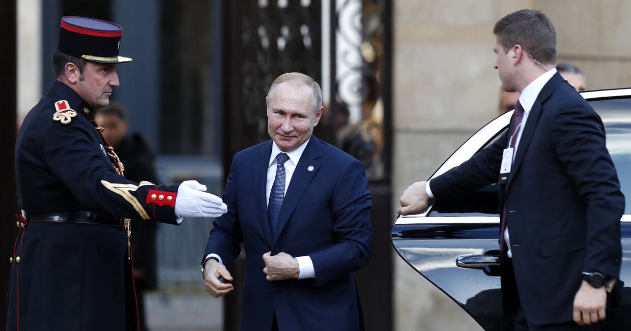 Президент России Владимир Путин прибывает в Елисейский дворец в Париже