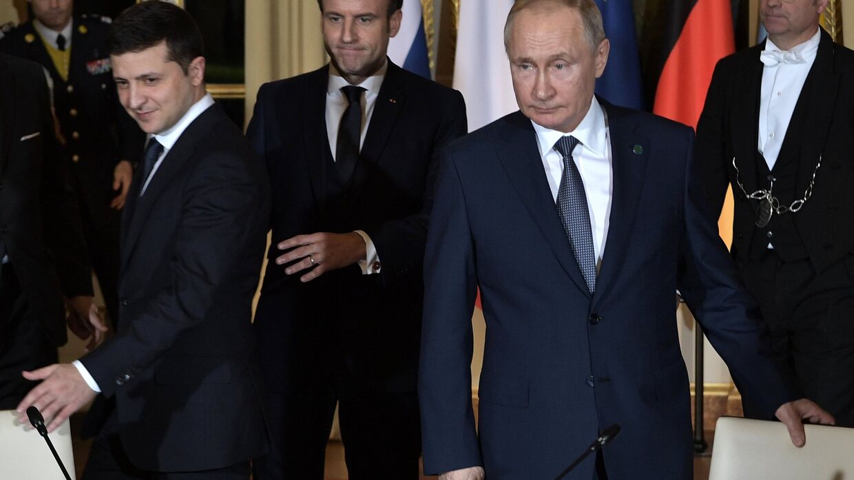 Президент РФ Владимир Путин и президент Франции Эммануэль Макрон и президент Украины Владимир Зеленский