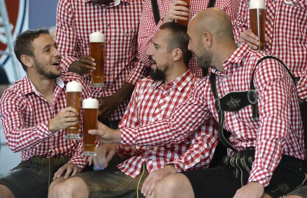 Футболисты пьют пиво в Мюнхене, Германия