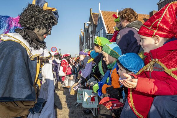 Участники традиционного фестиваля в Монниккендаме, Нидерланды