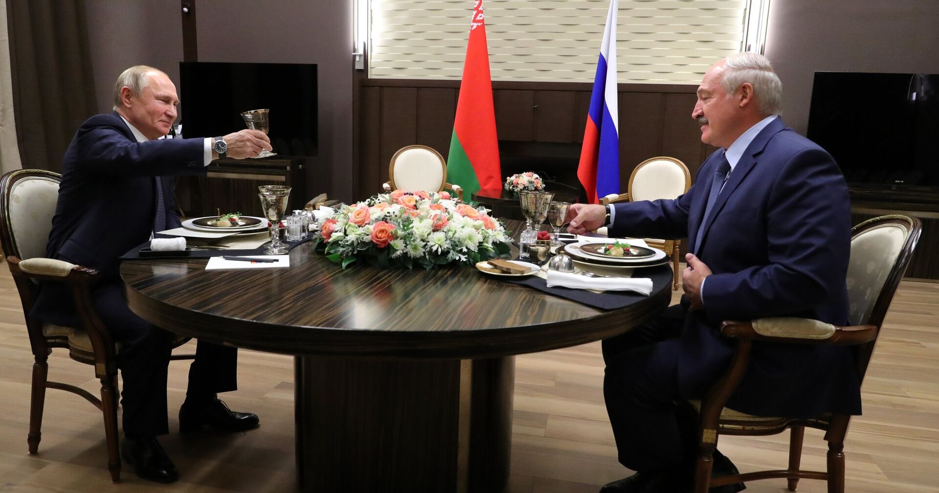 Президент РФ В. Путин провел переговоры с президентом Белоруссии А. Лукашенко в Сочи - ИноСМИ, 1920, 10.09.2020