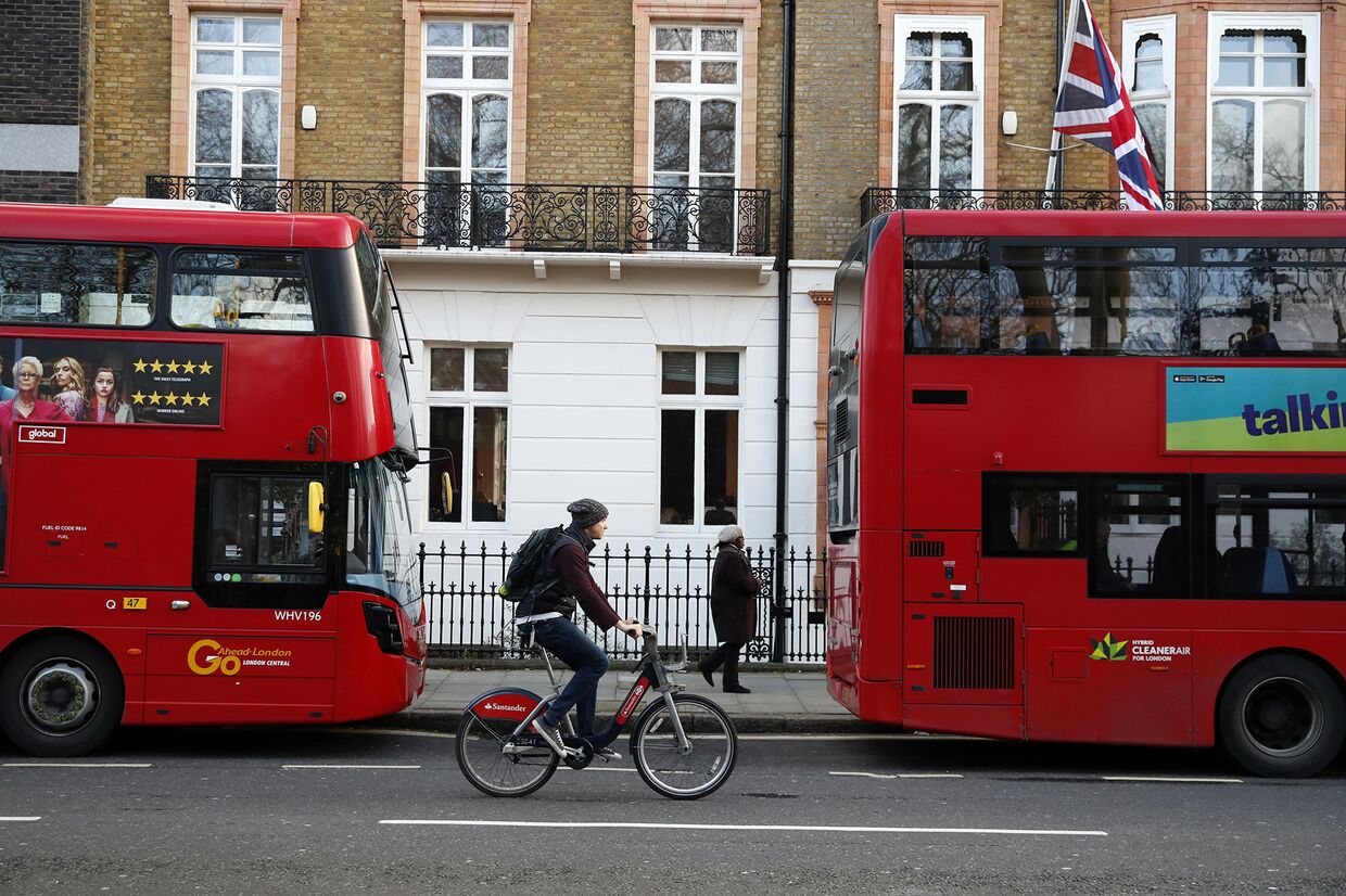 Велосипедист на одной из улиц Лондона, Великобритания